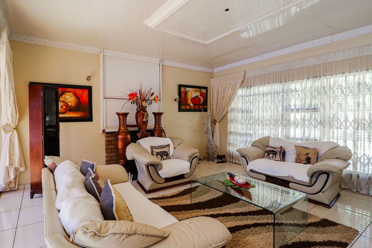 Fully renovated 5-bedroom home  - Photo 4