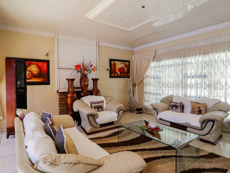 Fully renovated 5-bedroom home  - Photo 4