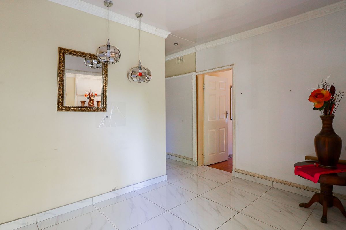 Fully renovated 5-bedroom home  - Photo 2