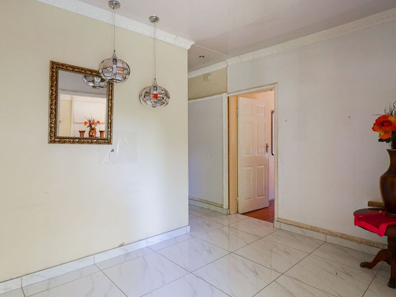 Fully renovated 5-bedroom home  - Photo 2