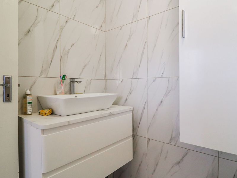 Fully renovated 5-bedroom home  - Photo 9