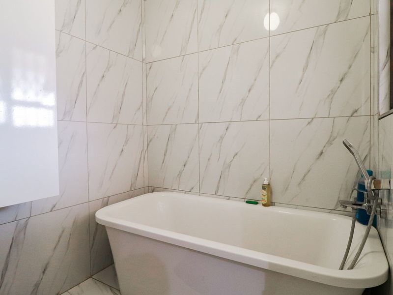 Fully renovated 5-bedroom home  - Photo 8