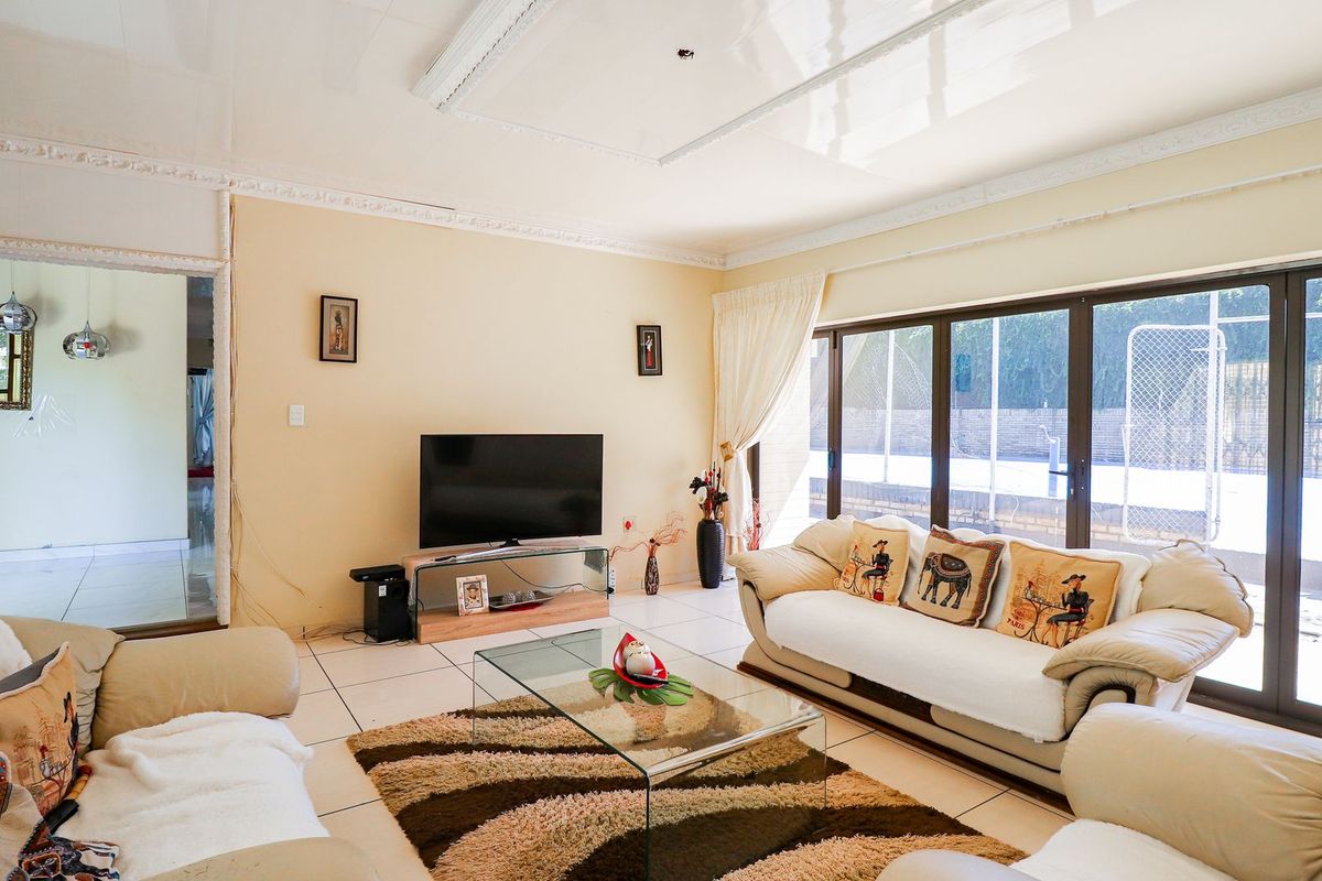 Fully renovated 5-bedroom home  - Photo 5