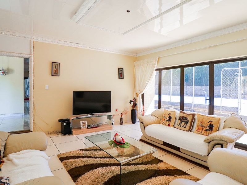 Fully renovated 5-bedroom home  - Photo 5