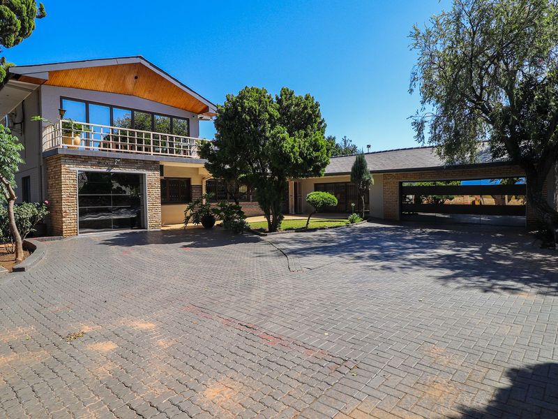 Fully renovated 5-bedroom home  - Photo 1