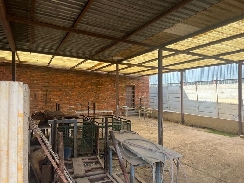 Prime Industrial Investment Opportunity in Uraniaville – 7494m2 Stand with High Rental Potential - Photo 2