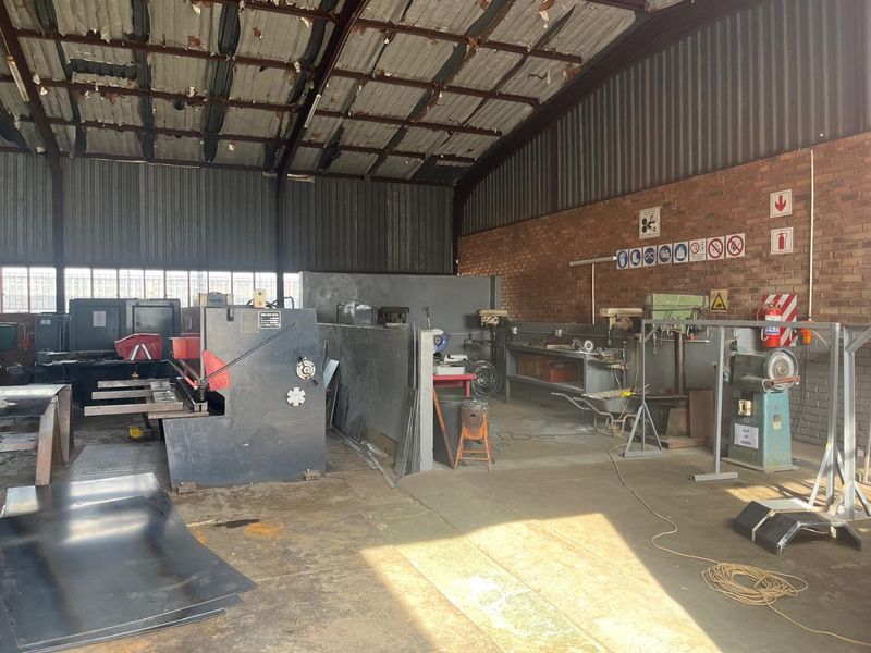 Prime Industrial Investment Opportunity in Uraniaville – 7494m2 Stand with High Rental Potential - Photo 4