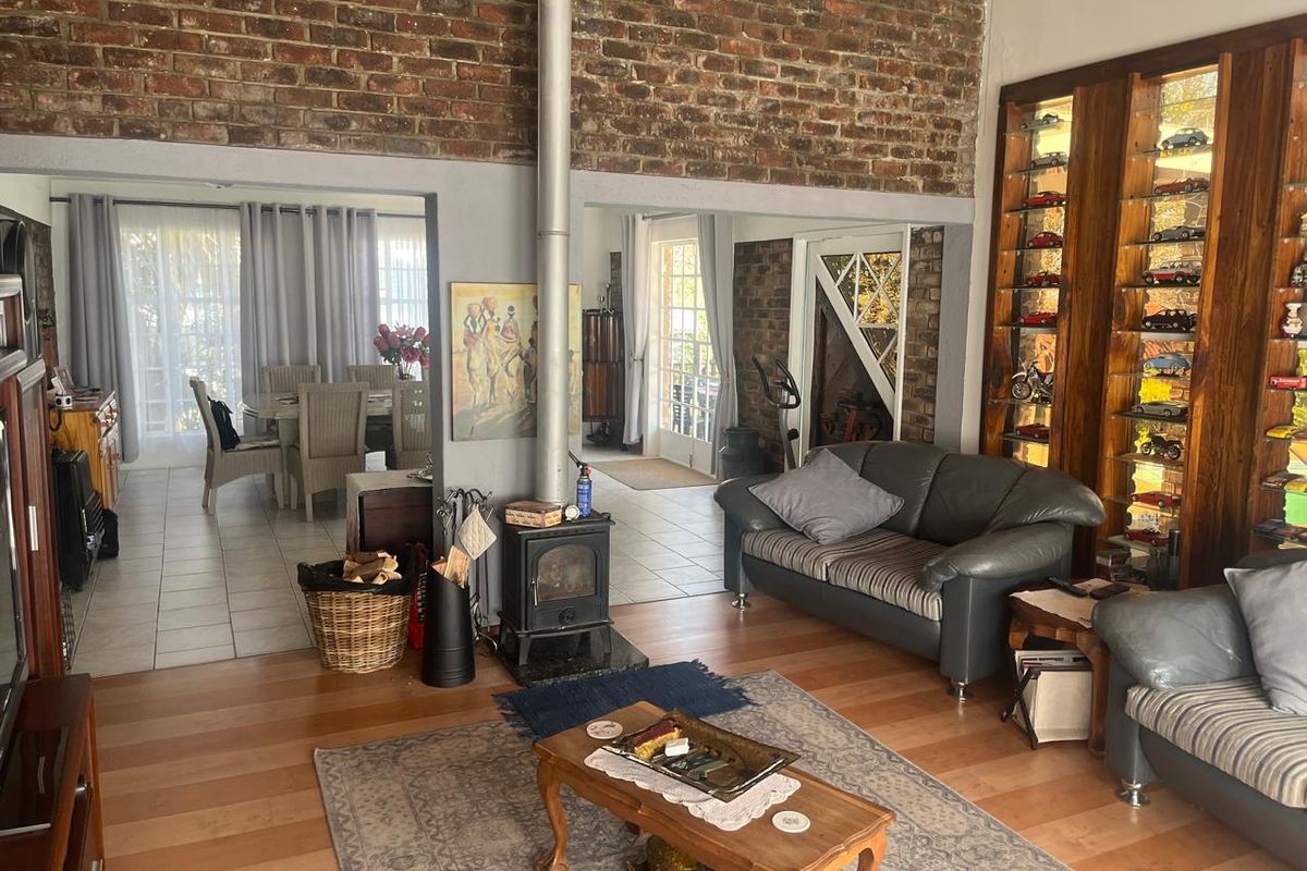 Spacious Family Living in Prime Wilkoppies Location! - Photo 3