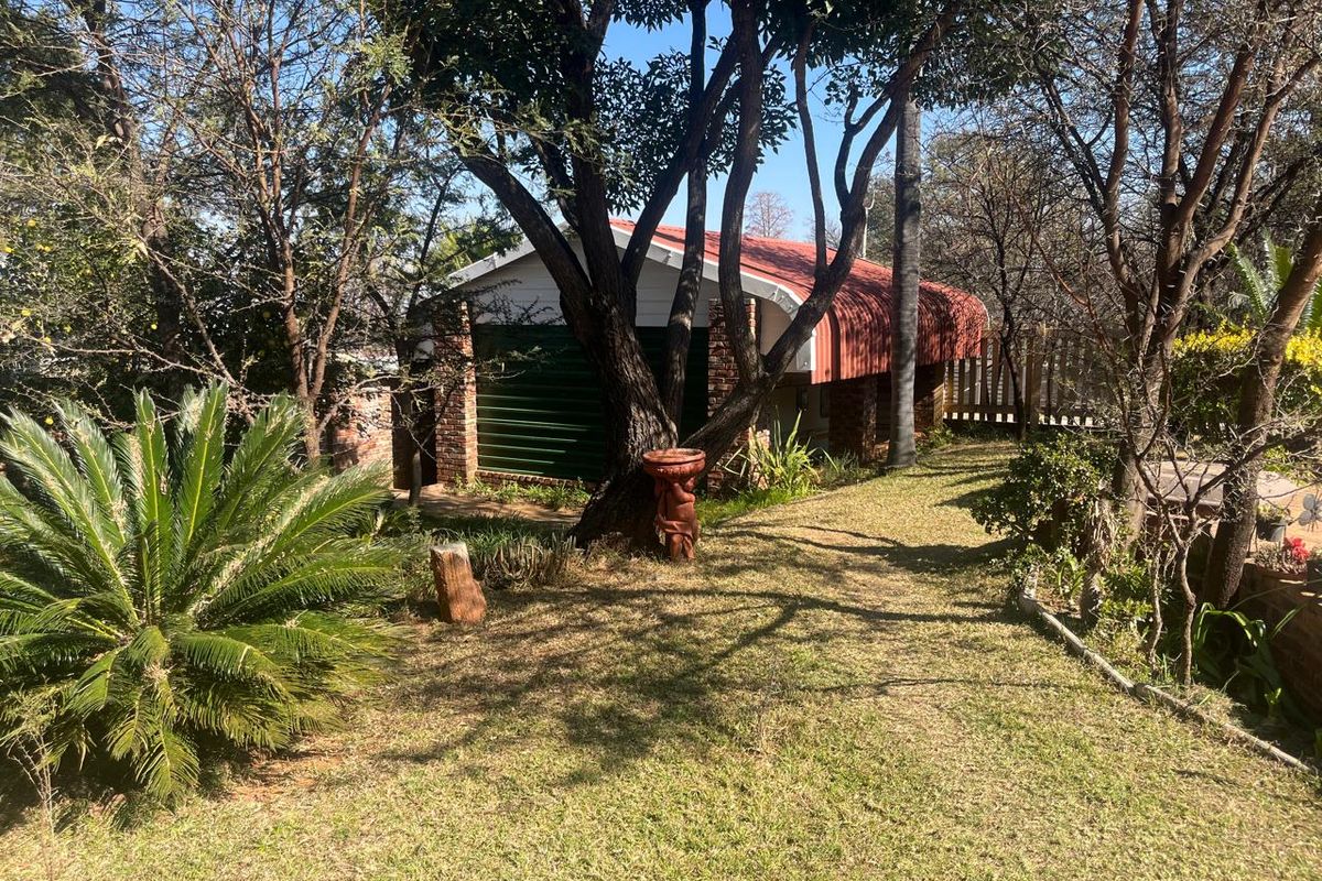 Spacious Family Living in Prime Wilkoppies Location! - Photo 2