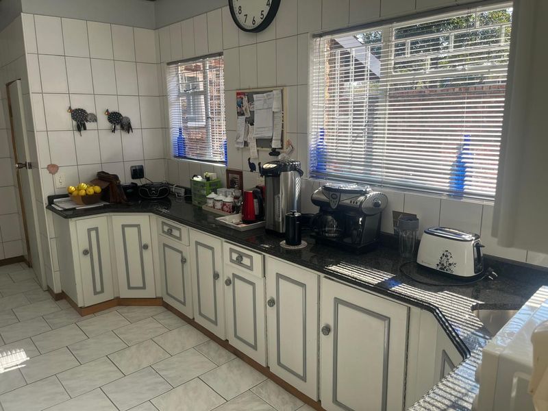 Spacious Family Living in Prime Wilkoppies Location! - Photo 7