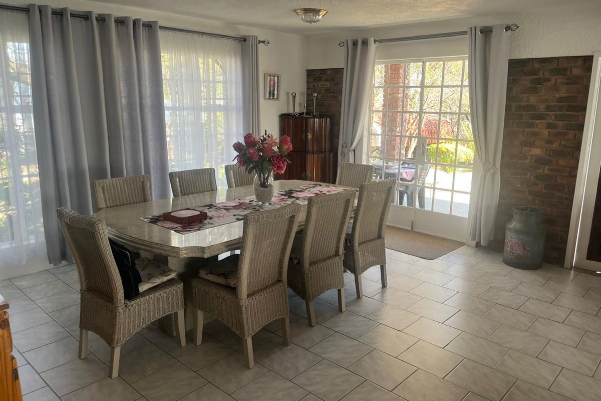Spacious Family Living in Prime Wilkoppies Location! - Photo 5