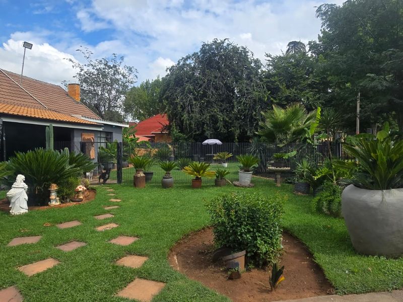 Starter Home with lots of potential.  - Photo 2