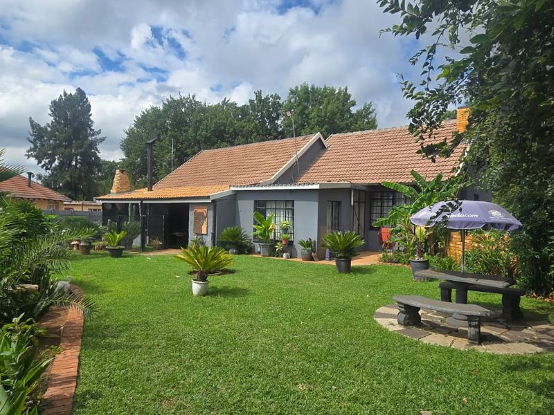 Starter Home with lots of potential.  - Photo 6