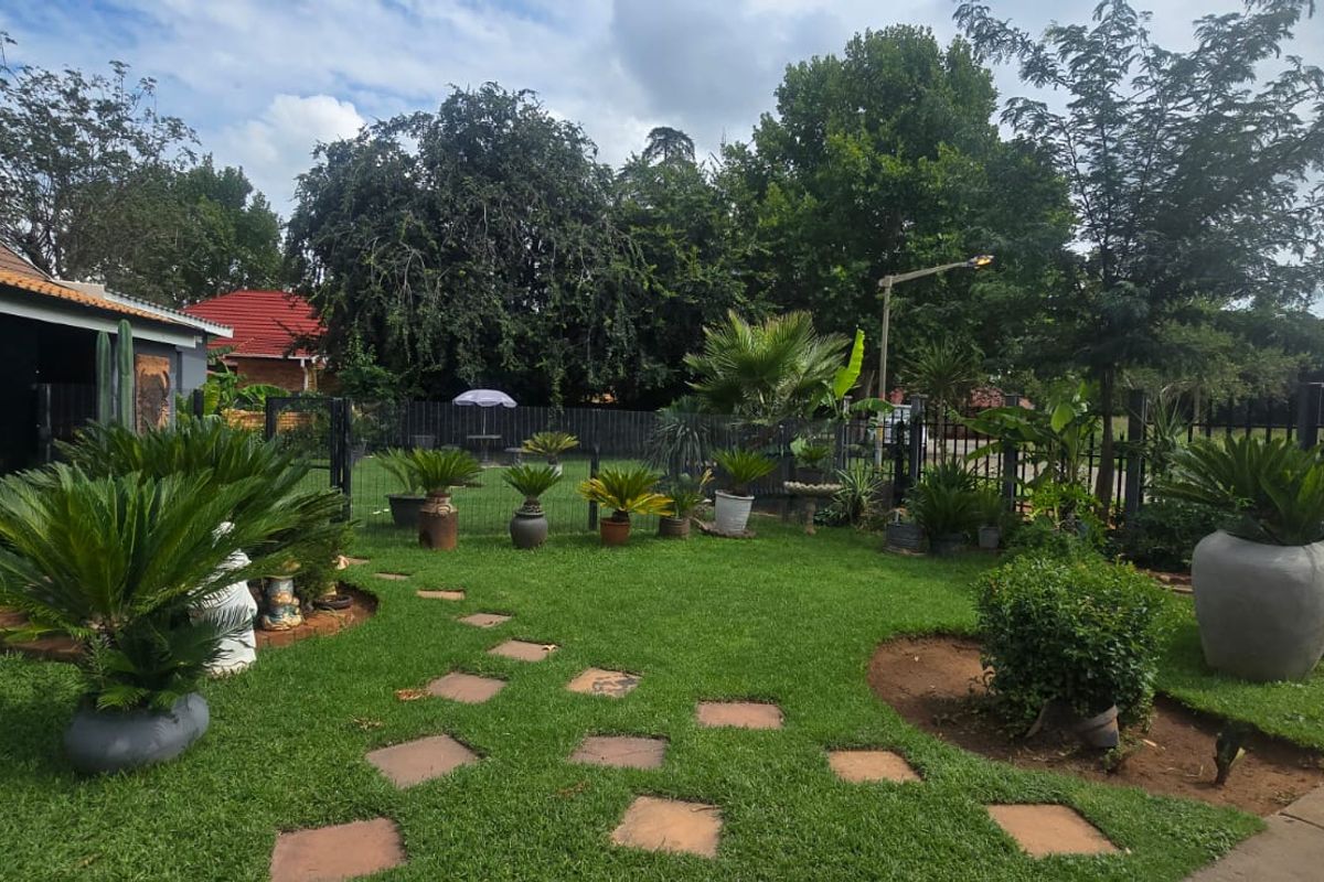 Starter Home with lots of potential.  - Photo 3