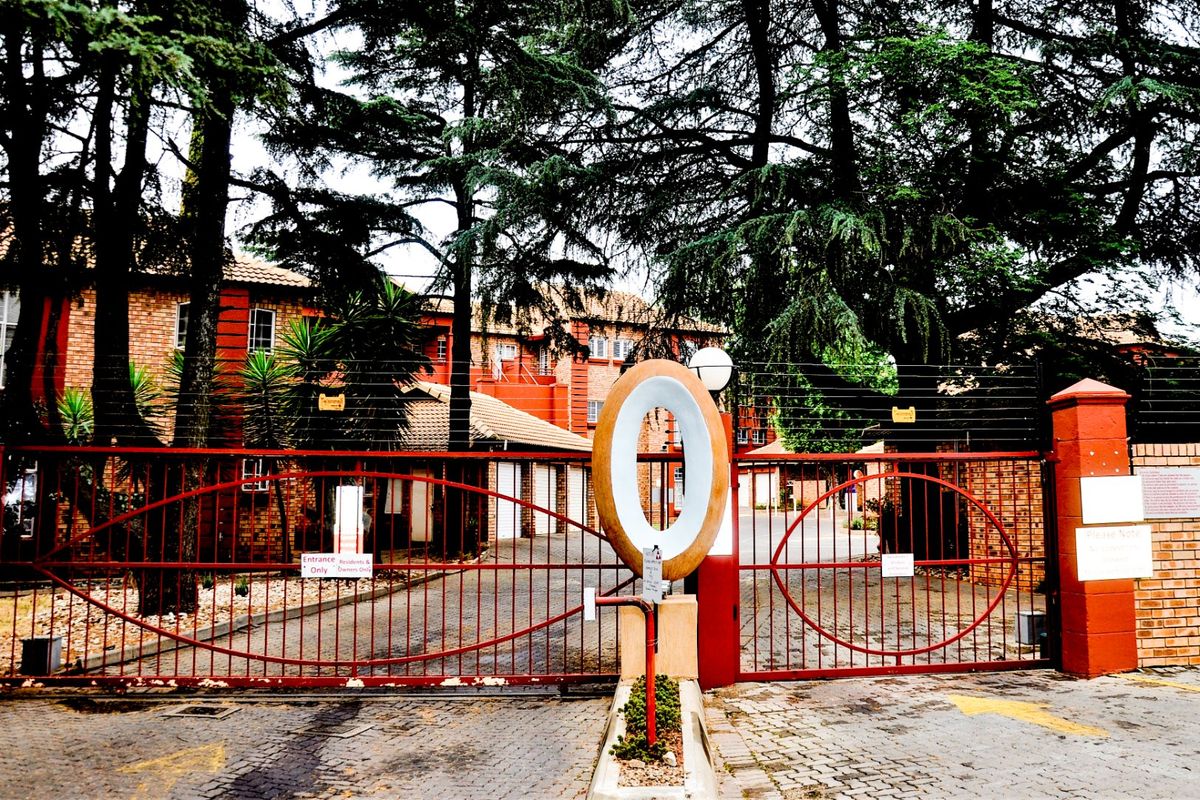 Stunning 2-Bedroom Apartment on the first floor For Sale in The Oval Complex in Die Hoewes Centurion - Photo 3