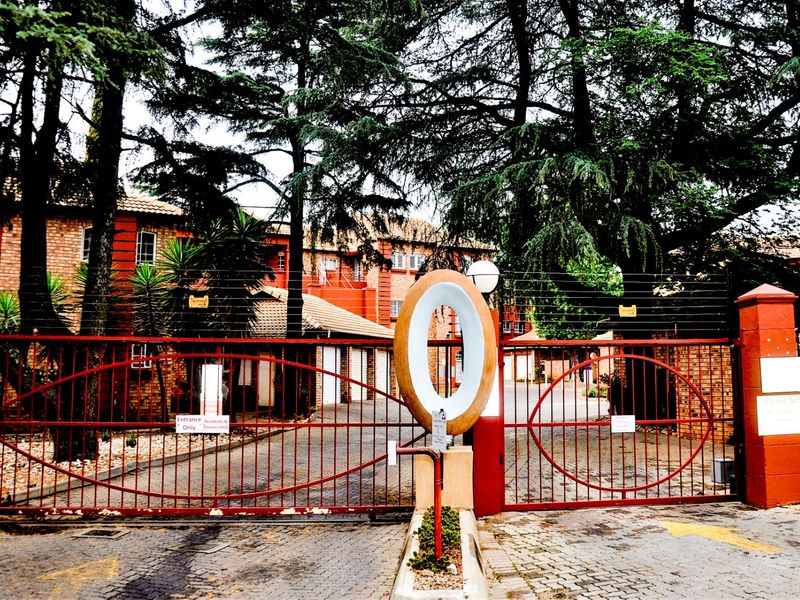 Stunning 2-Bedroom Apartment on the first floor For Sale in The Oval Complex in Die Hoewes Centurion - Photo 3