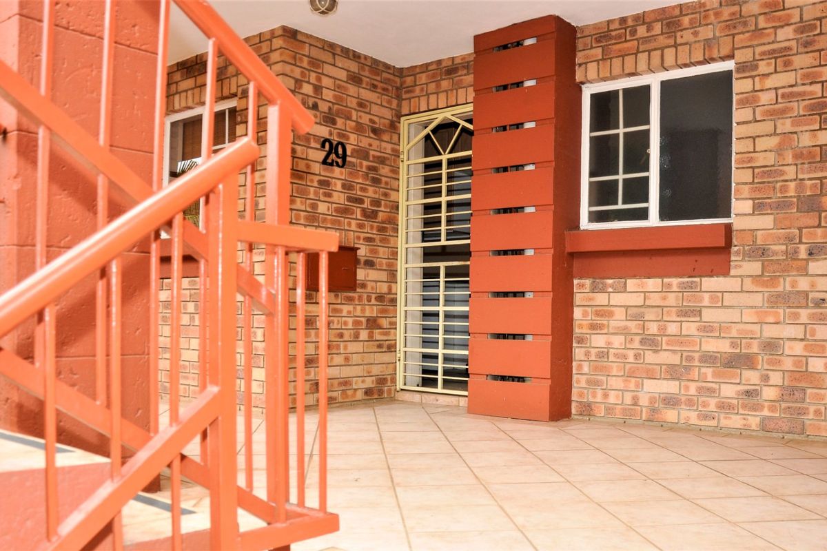 Stunning 2-Bedroom Apartment on the first floor For Sale in The Oval Complex in Die Hoewes Centurion - Photo 5