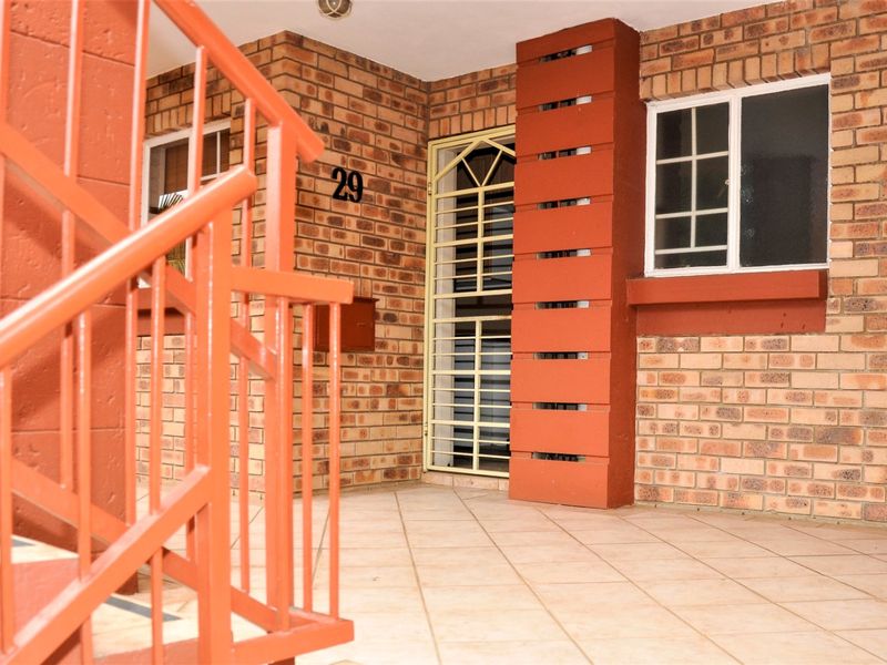 Stunning 2-Bedroom Apartment on the first floor For Sale in The Oval Complex in Die Hoewes Centurion - Photo 5