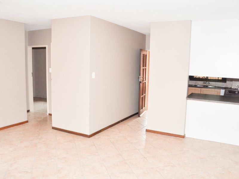 Stunning 2-Bedroom Apartment on the first floor For Sale in The Oval Complex in Die Hoewes Centurion - Photo 10