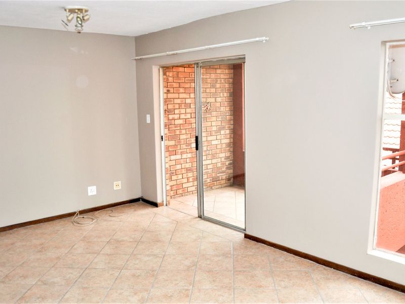 Stunning 2-Bedroom Apartment on the first floor For Sale in The Oval Complex in Die Hoewes Centurion - Photo 8