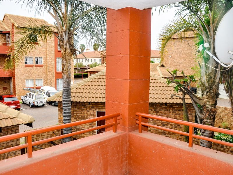 Stunning 2-Bedroom Apartment on the first floor For Sale in The Oval Complex in Die Hoewes Centurion - Photo 9