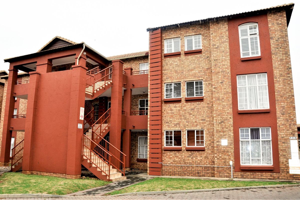 Stunning 2-Bedroom Apartment on the first floor For Sale in The Oval Complex in Die Hoewes Centurion - Photo 4