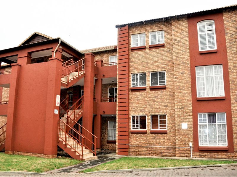 Stunning 2-Bedroom Apartment on the first floor For Sale in The Oval Complex in Die Hoewes Centurion - Photo 4
