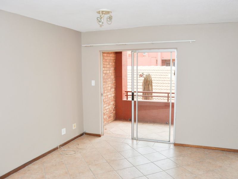 Stunning 2-Bedroom Apartment on the first floor For Sale in The Oval Complex in Die Hoewes Centurion - Photo 7