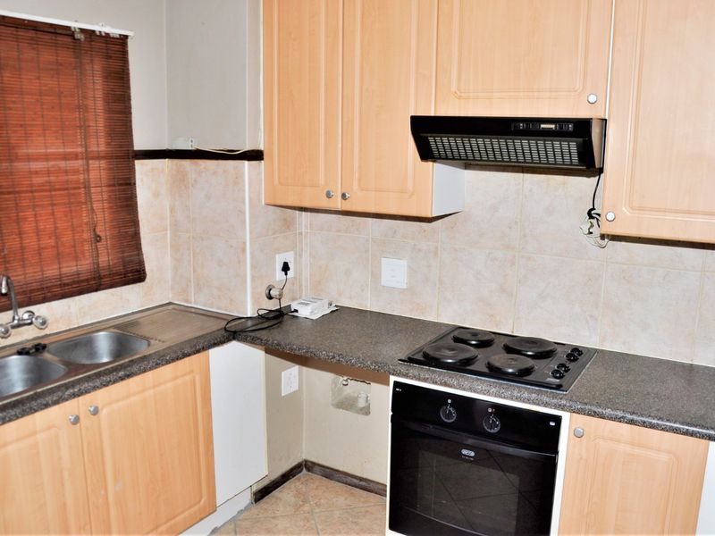 Stunning 2-Bedroom Apartment on the first floor For Sale in The Oval Complex in Die Hoewes Centurion - Photo 6