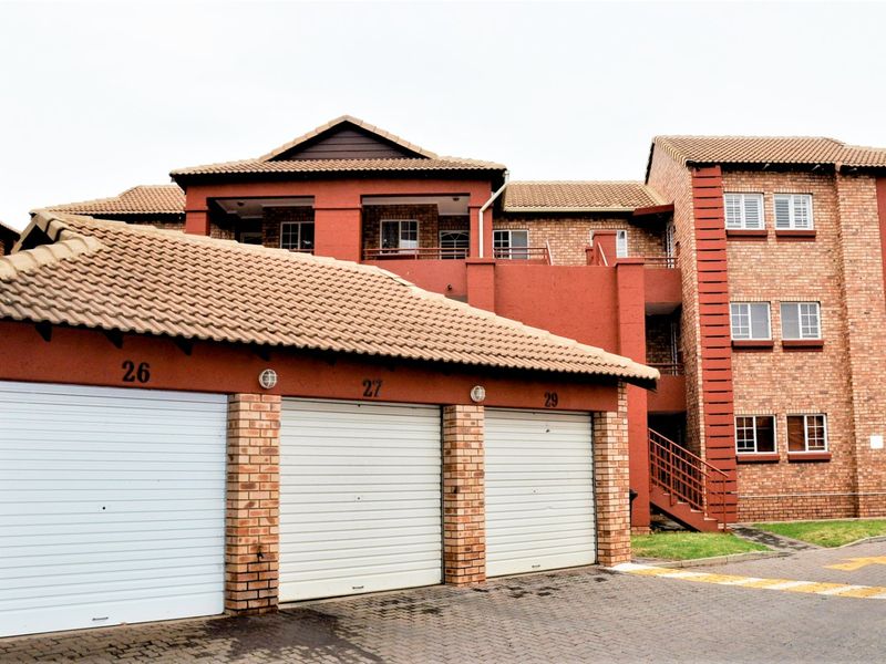 Stunning 2-Bedroom Apartment on the first floor For Sale in The Oval Complex in Die Hoewes Centurion - Photo 2