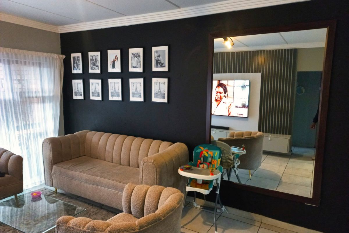 The Views: An Urban Oasis with All the Trimmings: 2 bedroom and  bathrooms  - Photo 5