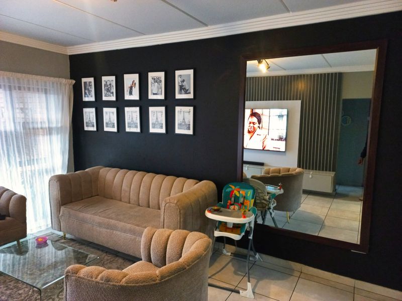 The Views: An Urban Oasis with All the Trimmings: 2 bedroom and  bathrooms  - Photo 5