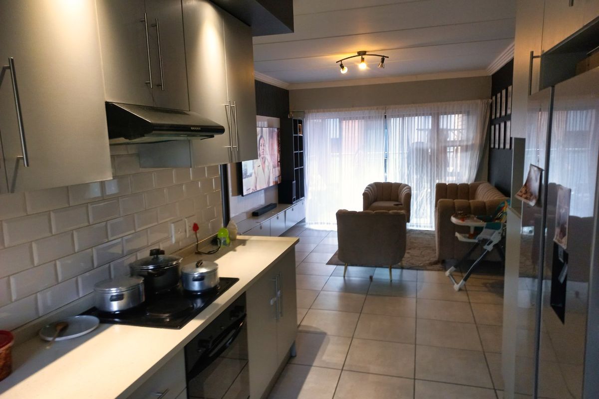 The Views: An Urban Oasis with All the Trimmings: 2 bedroom and  bathrooms  - Photo 3