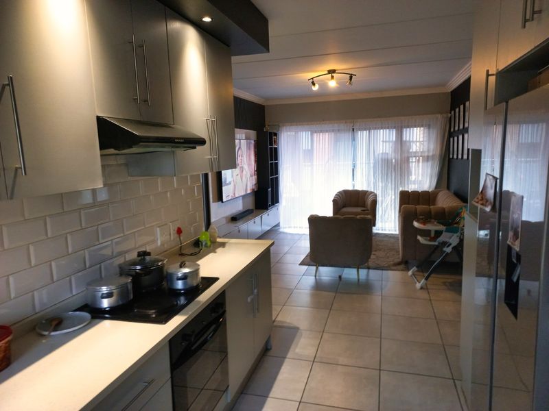 The Views: An Urban Oasis with All the Trimmings: 2 bedroom and  bathrooms  - Photo 3