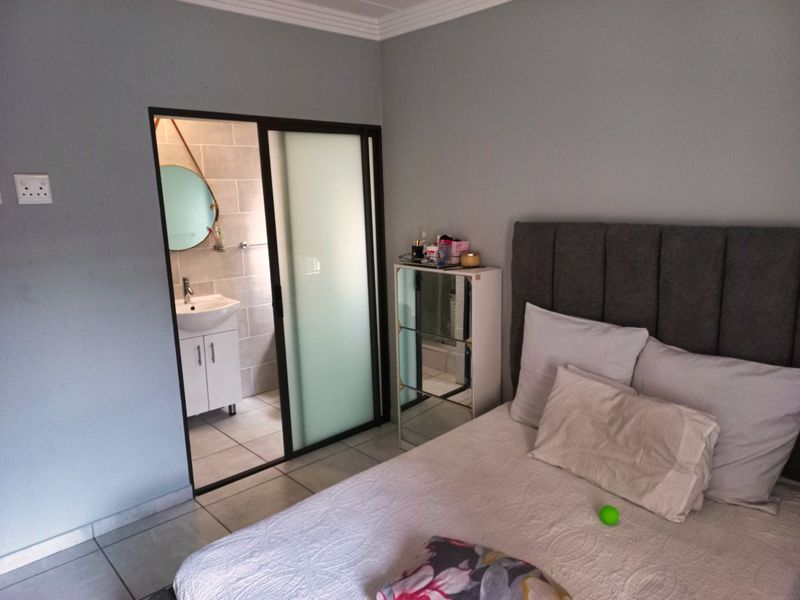 The Views: An Urban Oasis with All the Trimmings: 2 bedroom and  bathrooms  - Photo 9