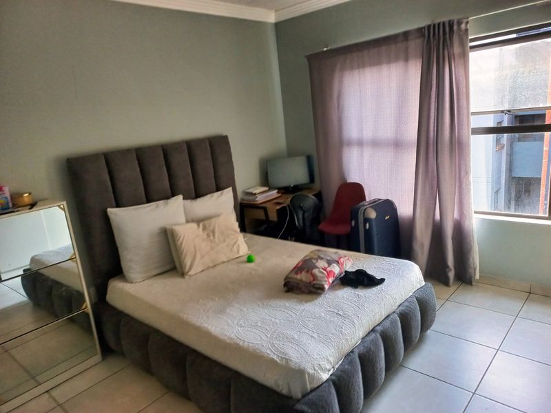 The Views: An Urban Oasis with All the Trimmings: 2 bedroom and  bathrooms  - Photo 8