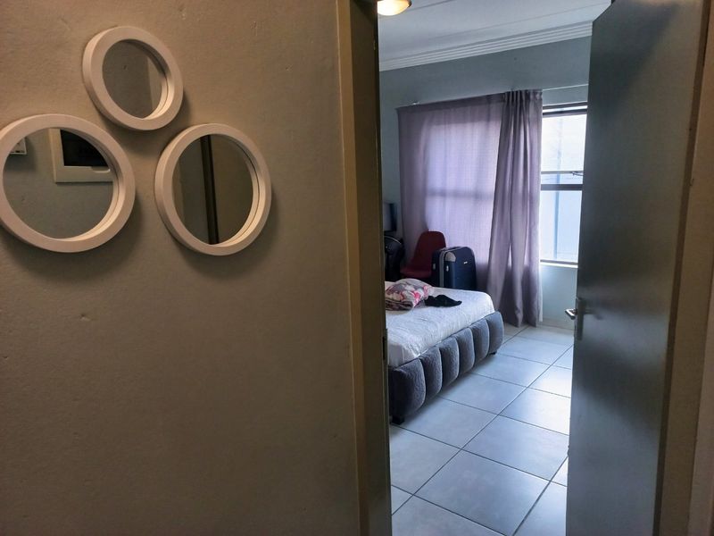 The Views: An Urban Oasis with All the Trimmings: 2 bedroom and  bathrooms  - Photo 7