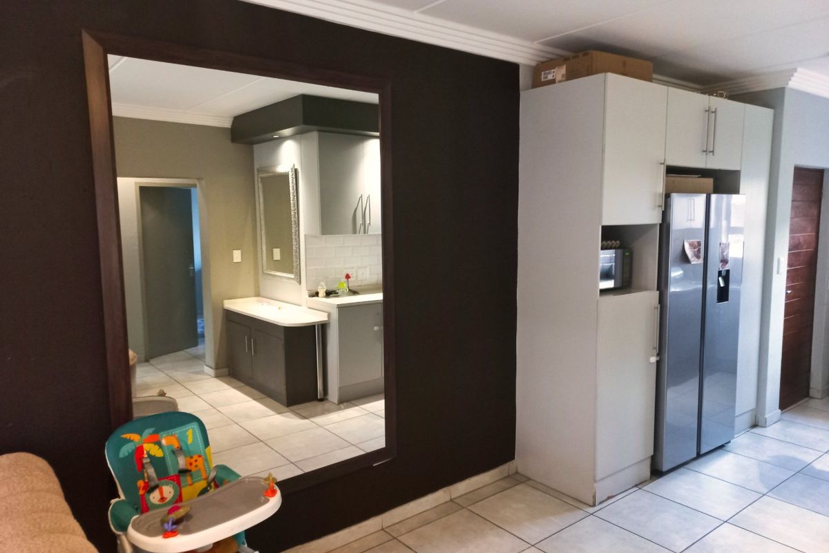 The Views: An Urban Oasis with All the Trimmings: 2 bedroom and  bathrooms  - Photo 4