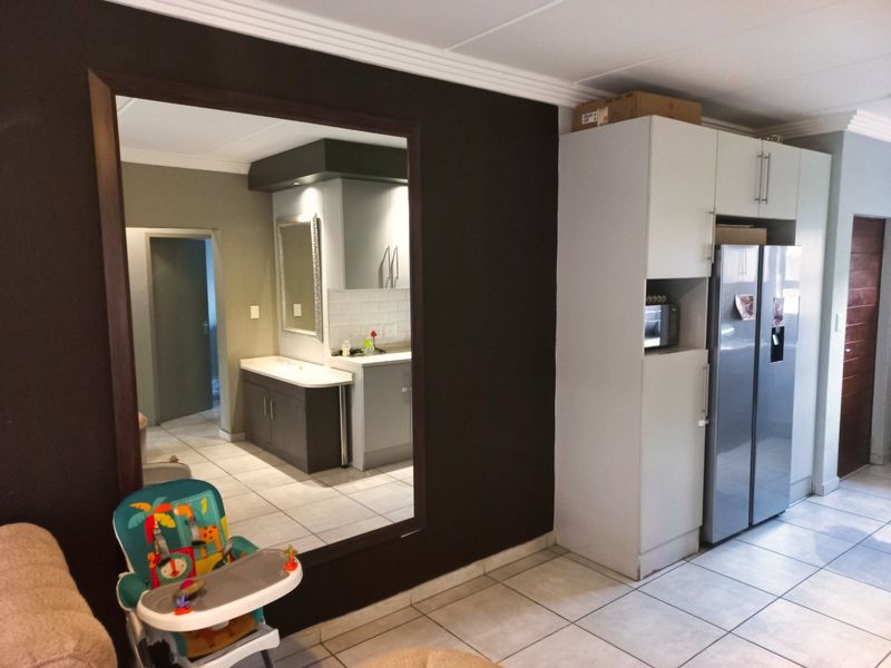 The Views: An Urban Oasis with All the Trimmings: 2 bedroom and  bathrooms  - Photo 4