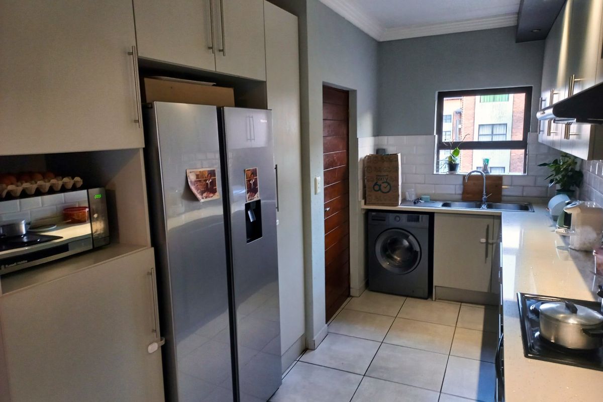 The Views: An Urban Oasis with All the Trimmings: 2 bedroom and  bathrooms  - Photo 2