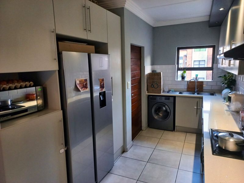 The Views: An Urban Oasis with All the Trimmings: 2 bedroom and  bathrooms  - Photo 2