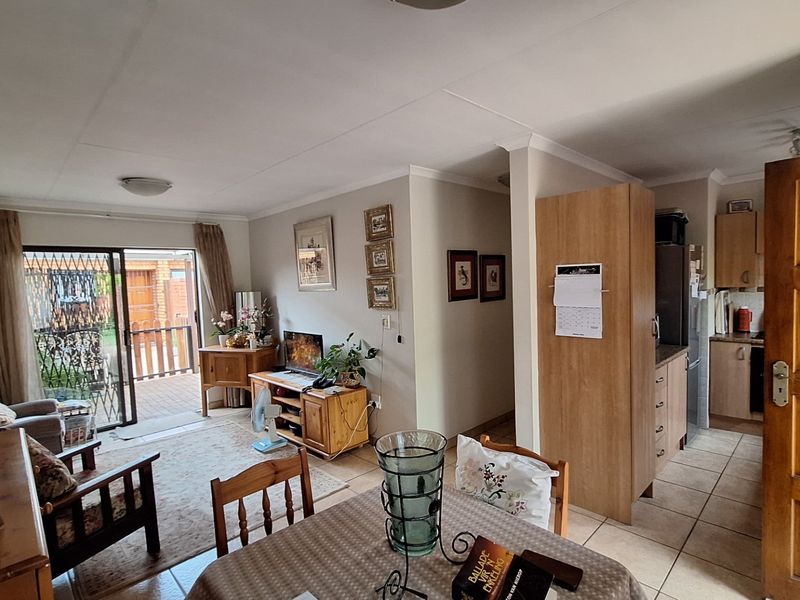 2 Bedroom 1 Bathroom Simplex Cluster Retirement village! - Photo 4