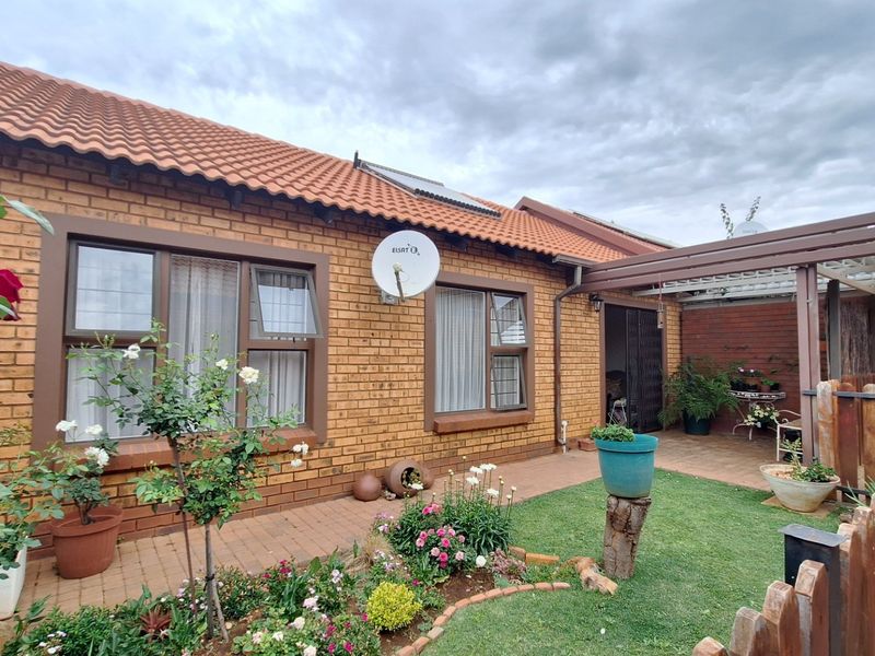 2 Bedroom 1 Bathroom Simplex Cluster Retirement village! - Photo 2