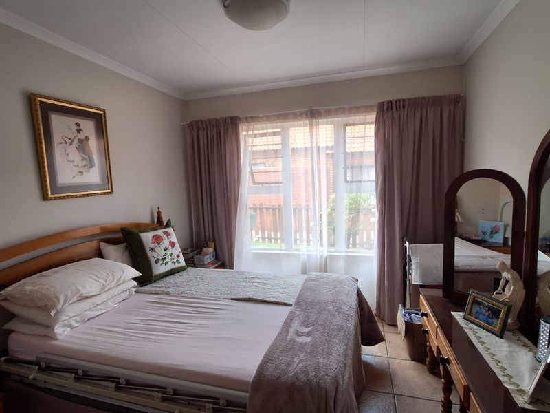 2 Bedroom 1 Bathroom Simplex Cluster Retirement village! - Photo 8