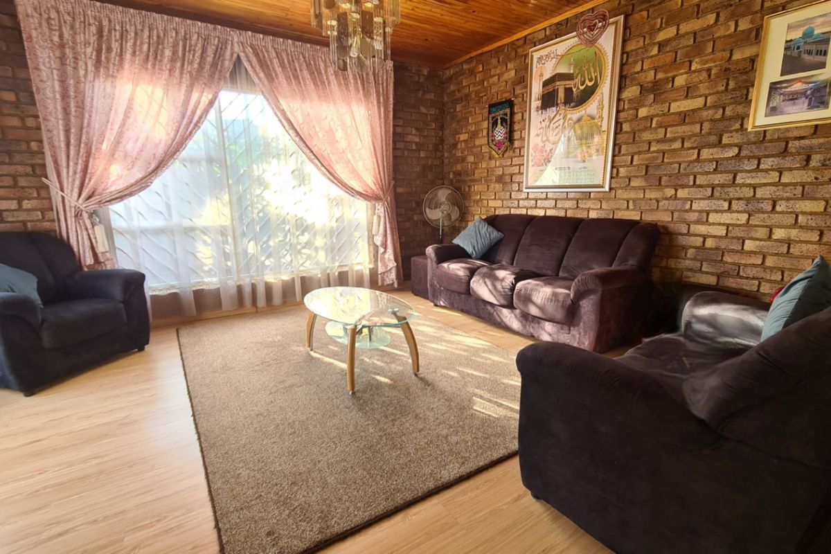Beautiful Face Brick Home for Sale in Laudium - Photo 4