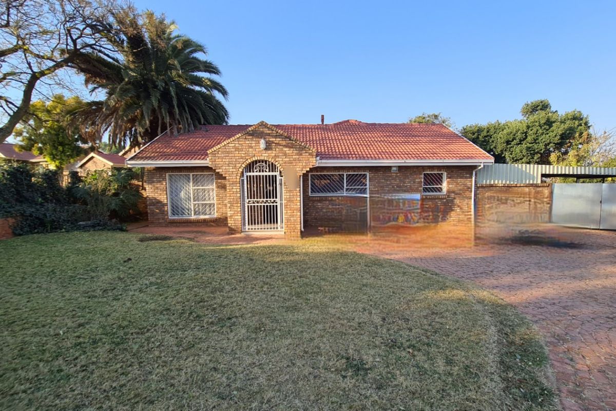 Beautiful Face Brick Home for Sale in Laudium - Photo 2