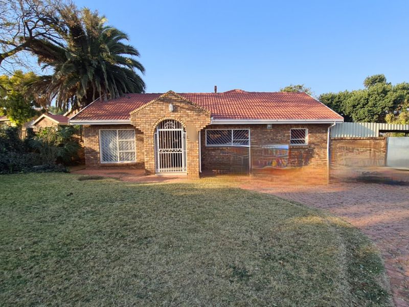 Beautiful Face Brick Home for Sale in Laudium - Photo 2