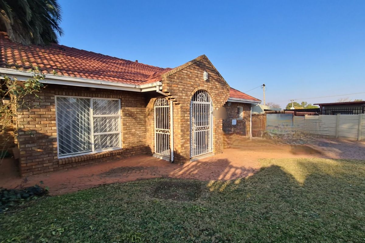 Beautiful Face Brick Home for Sale in Laudium - Photo 3