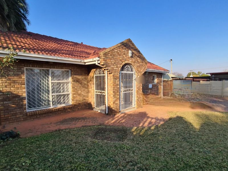 Beautiful Face Brick Home for Sale in Laudium - Photo 3
