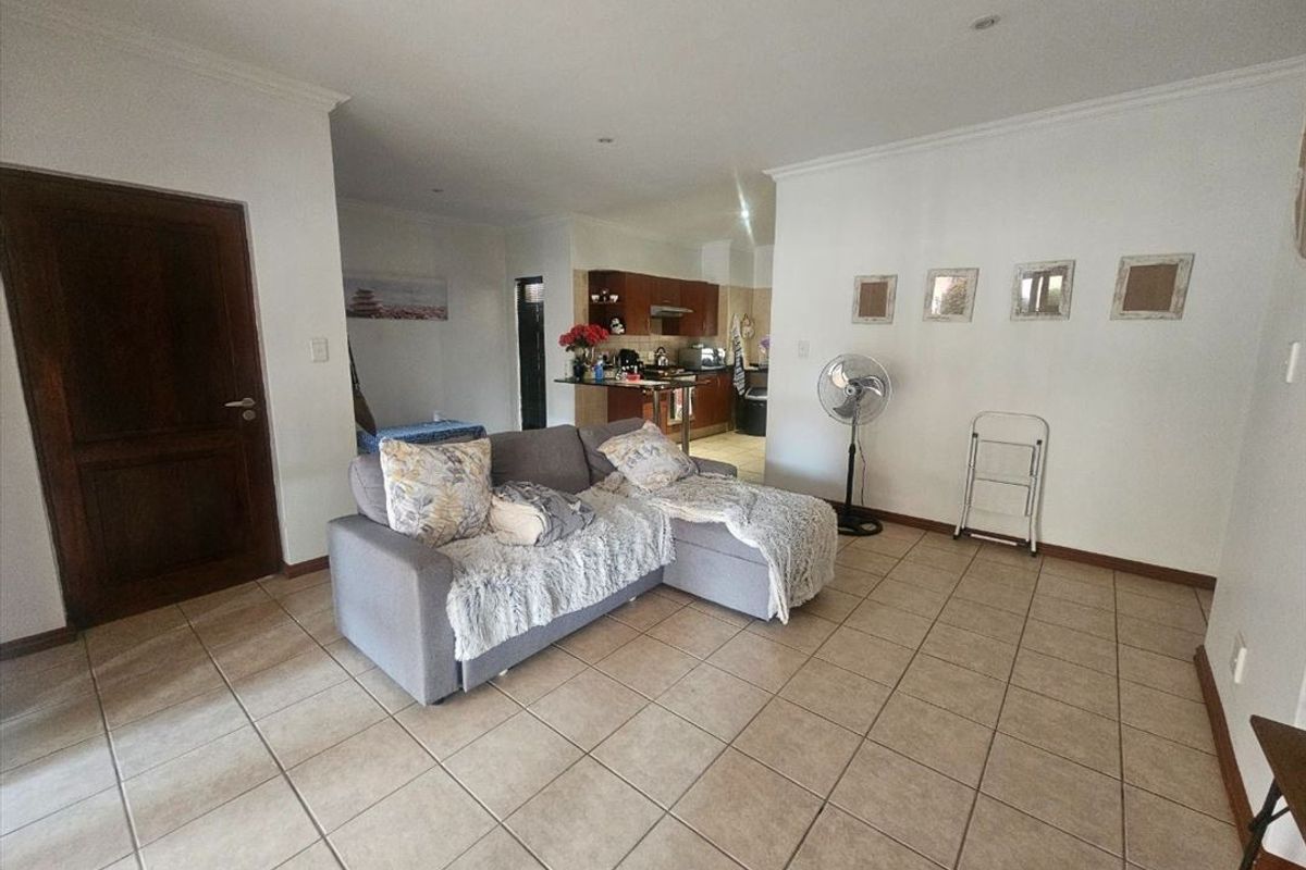 Cozy and Functional Home - Photo 2